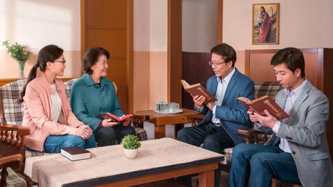 שאלה 1: הבטחתו של ישוע היא שהוא יבוא שוב כדי לקחת אותנו אל מלכות השמיים, ואילו אתה מעיד שאלוהים כבר התגלם כבשר ודם כדי לעשות את עבודת השפיטה באחרית הימים. בכתבי הקודש מופיעה בבירור הנבואה שאלוהים יירד בעוצמה ותפארת על גבי עננים. זה שונה מאוד ממה שהעדתם עליו, שאלוהים כבר התגלם כבשר ודם וירד בחשאי אל בני האדם.