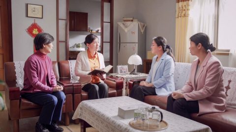 שאלה 1: כתבי הקודש הם עדות לעבודתו של אלוהים. הם הביאו לאנושות תועלת לאין שיעור. מקריאת כתבי הקודש למדנו שאלוהים הוא הבורא של כל הדברים, חזינו במעשיו הנהאדרים והפלאיים של אלוהים, ובכול יכולתו. אם כתבי הקודש הם תיעוד של דברי אלוהים ושל עדויותיהם של בני האדם אודות אלוהים, לא ניתן לזכות בחיי נצח בעקבות קריאת כתבי הקודש. מדוע אם כן לא ניתן למצוא בכתבי הקודש את דרך חיי הנצח?