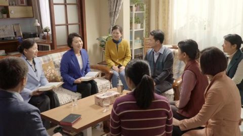 שאלה 1: האל הכול יכול אומר: "רק המשיח של אחרית הימים יכול להראות לאדם את הדרך לחיי נצח", נזכרתי שישוע אדוננו אמר פעם: "אך מי שישתה מהמים שאתן לו לעולם לא יצמא. המים שאתן לו יהיו בו מקור מים נובעים לחיי נצח" (יוחנן ד' 14). אנו יודעים כבר שישוע אדוננו הוא מקור מי החיים והדרך לחיי נצח. הייתכן שהאל הכול יכול וישוע אדוננו הם אותו המקור? האם עבודתם ודבריהם של השניים מקורם ברוח הקודש? האם העבודה שלהם נעשית בידי אותו האל?