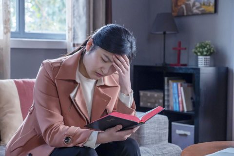 שאלה 2: אתם נושאים עדות על כך שאלוהים התגלם כבשר ודם בתור בר האנוש כדי לעשות את עבודת המשפט באחרית הימים, אך רוב הכמרים והבכירים הדתיים טוענים שאלוהים יחזור עם העננים. הם מבססים זאת בעיקר על הפסוקים הבאים מספרי הקודש: "ישוע זה ... בוא יבוא באותו אופן שראיתם אותו עולה לשמיים" (מעשי השליחים א' 11). "הנה הוא בא עם העננים. וכל עין תראה אותו..." (ההתגלות א' 7). ויתרה מזאת, כמרים ובכירים דתיים גם מלמדים אותנו שכל אדון ישוע שלא בא עם העננים הוא משיח שקר שיש לדחות. לכן אנחנו לא בטוחים אם ההשקפה הזו תואמת את ספרי הקודש. האם הבנה כזו נכונה או לא?