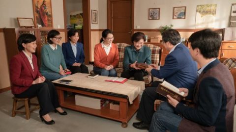 שאלה 1: ישוע אדוננו חזר! אולם כיום, אחים ואחיות רבים עדיין אינם מסוגלים להבחין בקולו של האל. לכן היום הזמנו את האחות שיאנג מכנסיית האל הכול יכול. הזמנו אותם לשתף איתנו בנוגע לאופן שבו יש לזהות את קול האל. כך שנדע כיצד לוודא שהאל הכול יכול הוא שובו של ישוע אדוננו.