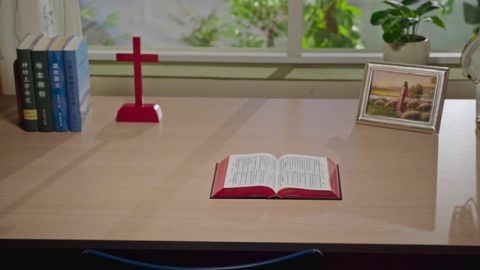 שאלה 14: בכתבי הקודש נכתב: "הֲרֵי בְּלִבּוֹ מַאֲמִין אִישׁ וְיֻצְדַּק, וּבְפִיו יוֹדֶה וְיִוָּשַׁע" (רומים י' 10). אנחנו מאמינים שהאדון ישוע מחל על חטאינו והפך אותנו לצדיקים באמצעות האמונה. יתר על כן, אנחנו מאמינים שאם מישהו זוכה בישועה, הוא זוכה בישועה לנצח, וכשהאדון יחזור, אדם כזה יילקח וייכנס למלכות שמיים. אם כן, מדוע אתם מעידים שעלינו לקבל את עבודת המשפט של אלוהים באחרית הימים בטרם נוכל לזכות בישועה ולהיכנס למלכות שמיים?